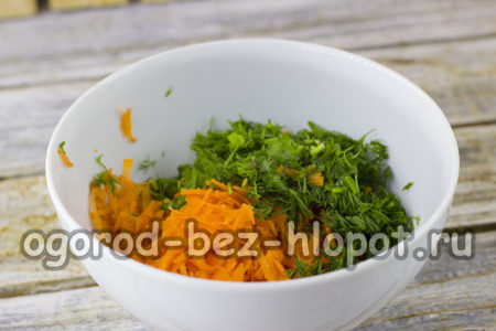 당근을 갈아서, 잎채소를 다진다