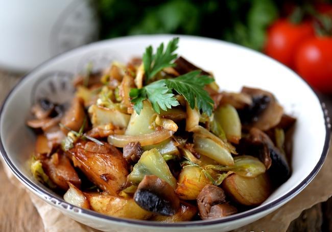 버섯과 양파를 곁들인 감자