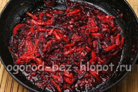 한 팬에 야채를 섞다