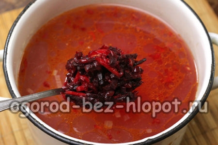 야채 드레싱을 냄비에 옮긴다