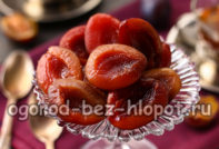 자두는 자기 주스에 담겨있다