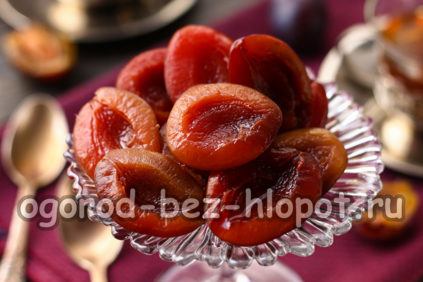 자두는 자기 주스에 담겨있다