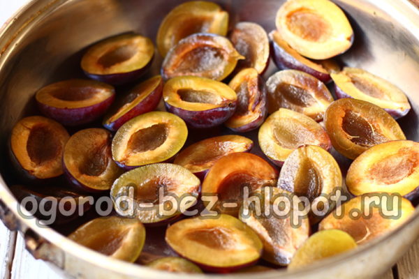 자두를 냄비에 넣으세요