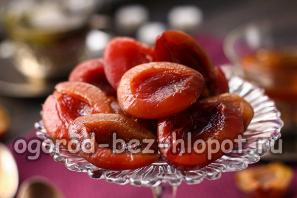 자두는 자체 주스에 담겨 준비되었습니다.