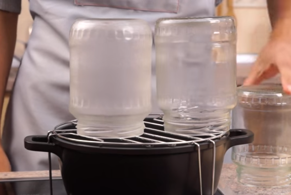 증기로 병 살균하기