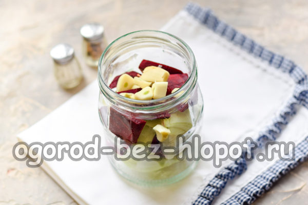 항아리에 야채를 채우다