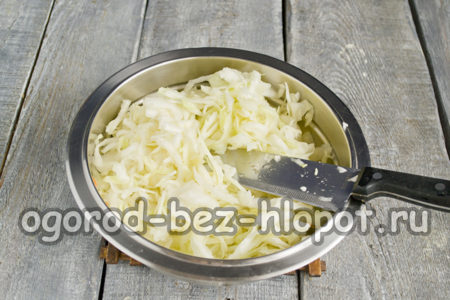 양배추를 잘게 썬다