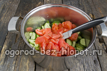 토마토 껍질을 벗기고 다진다