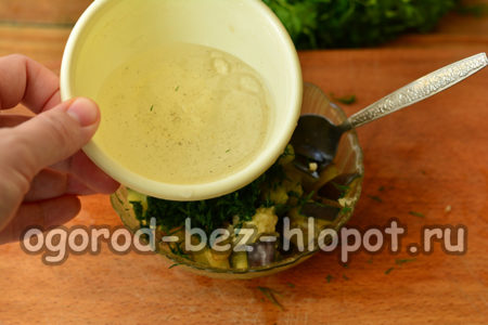 가지 위에 매리네이드를 붓는다