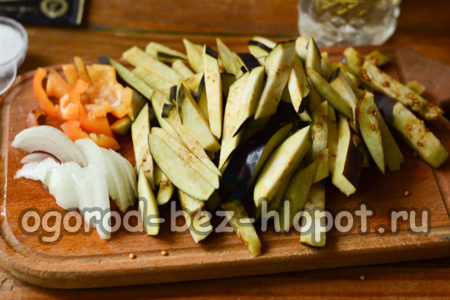 가지, 양파, 고추를 다진다