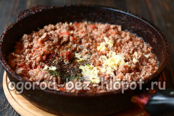 다진 고기에 향신료를 첨가하다