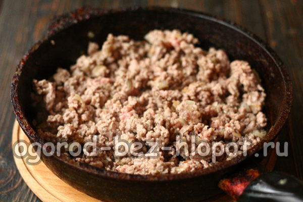 다진 고기를 볶다