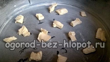 버터 조각을 꺼내다