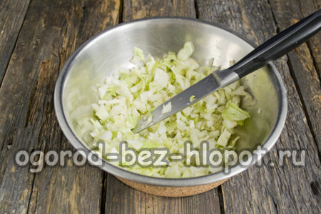 양배추를 잘게 썬다