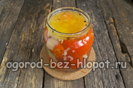 고추 위에 매리네이드를 붓는다