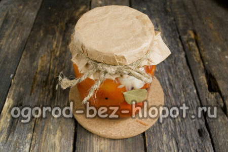 병에 담긴 준비된 고추