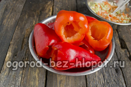 고추 껍질을 벗기고 데친다