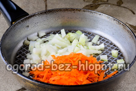 양파와 당근을 볶다