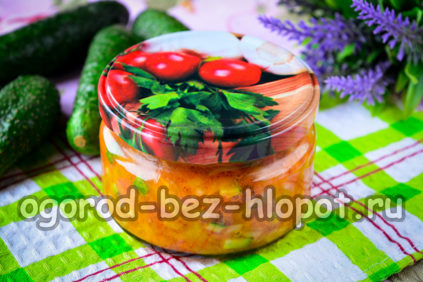 겨울철 병에 담긴 피클 수프