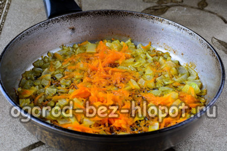 야채가 부드러워질 때까지 볶다