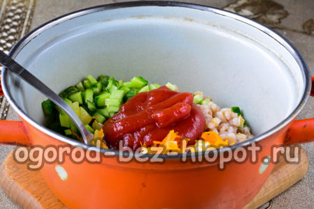 토마토 페이스트와 식물성 기름을 첨가합니다