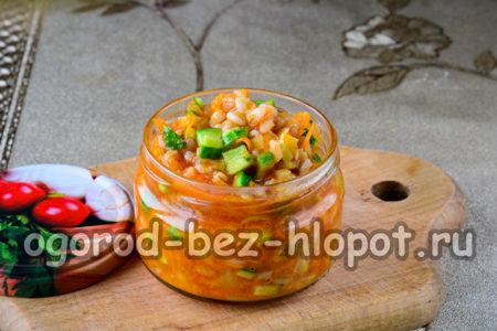 항아리에 피클 수프를 채우다