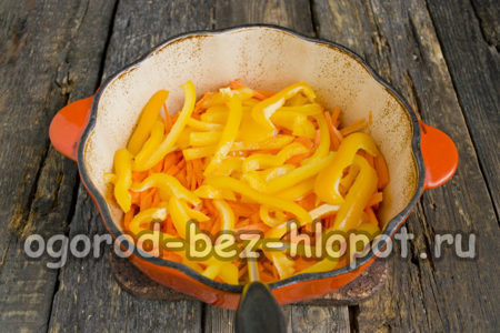 다진 고추를 넣는다