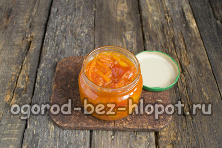 병에 샐러드를 채우다