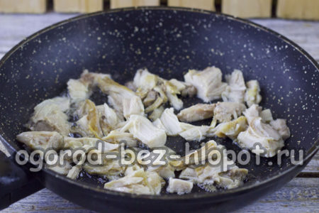 닭고기를 삶아서 튀기다