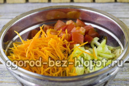 피망, 토마토, 당근을 자른다