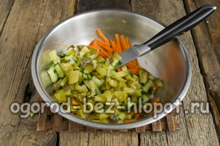 절인 오이를 자르다