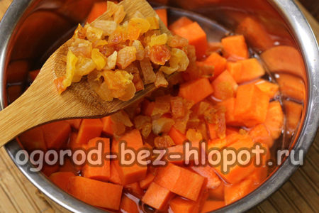 호박에 다진 말린 살구를 넣으세요