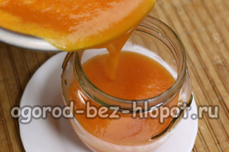 완성된 주스를 병에 붓다