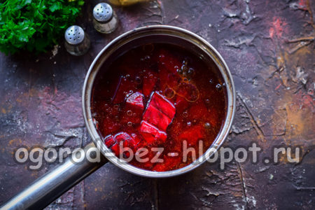 비트를 양념장에 넣고 끓이다