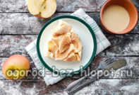 사과를 곁들인 코티지 치즈 캐서롤