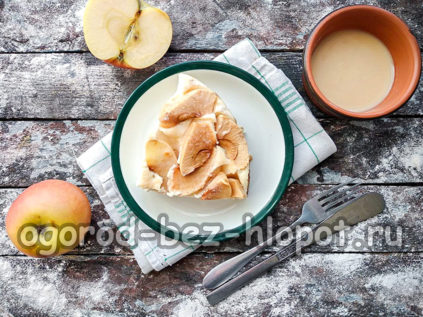 사과를 곁들인 코티지 치즈 캐서롤