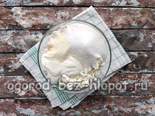 설탕, 사워크림, 세몰리나를 첨가합니다