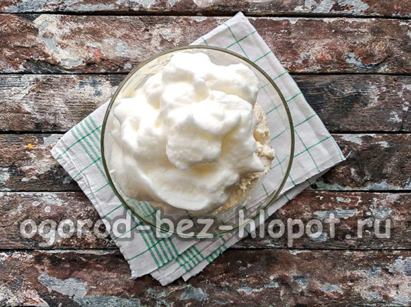 휘핑한 달걀 흰자를 추가하세요