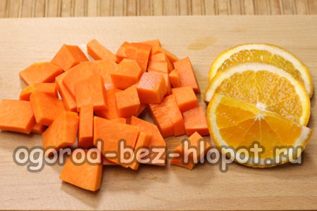 호박과 오렌지 껍질을 벗기고 자른다