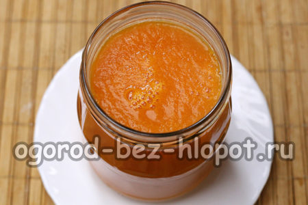 주스를 병에 붓다