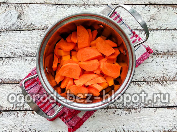 야채를 냄비에 붓다