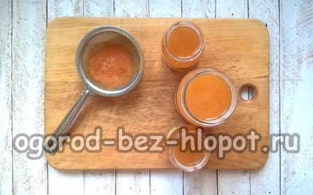 주스를 병에 붓다