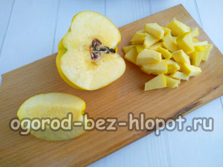 모과를 조각으로 자르다