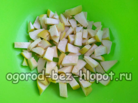 그 중 일부를 그릇에 옮겨 담다