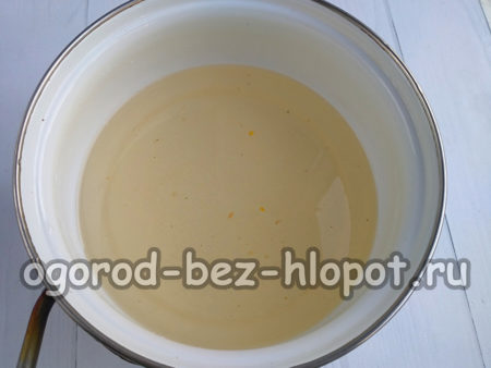 액체를 냄비에 붓다