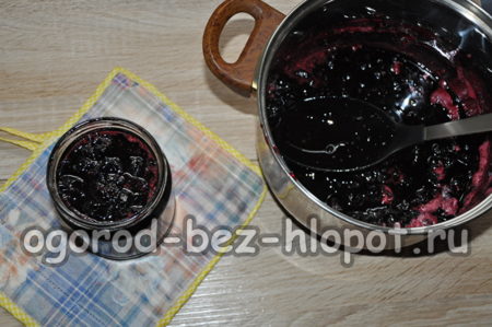 잼을 병에 붓다