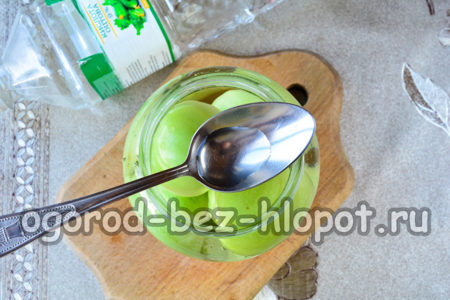 물과 식초를 붓는다