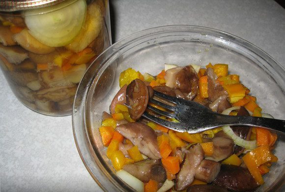 야채와 함께 절인 버섯