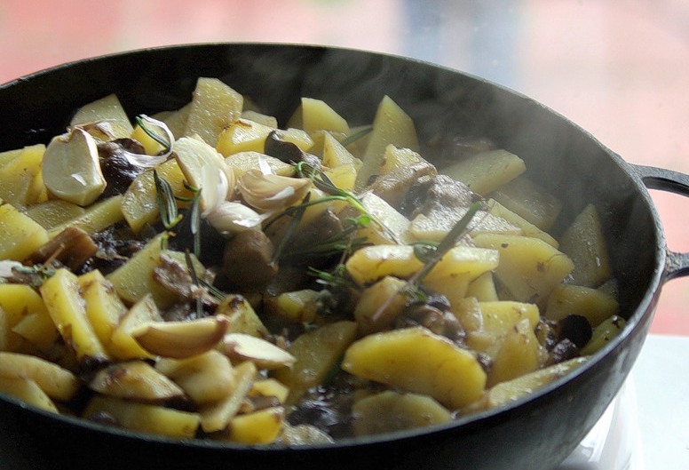 버섯을 곁들인 감자