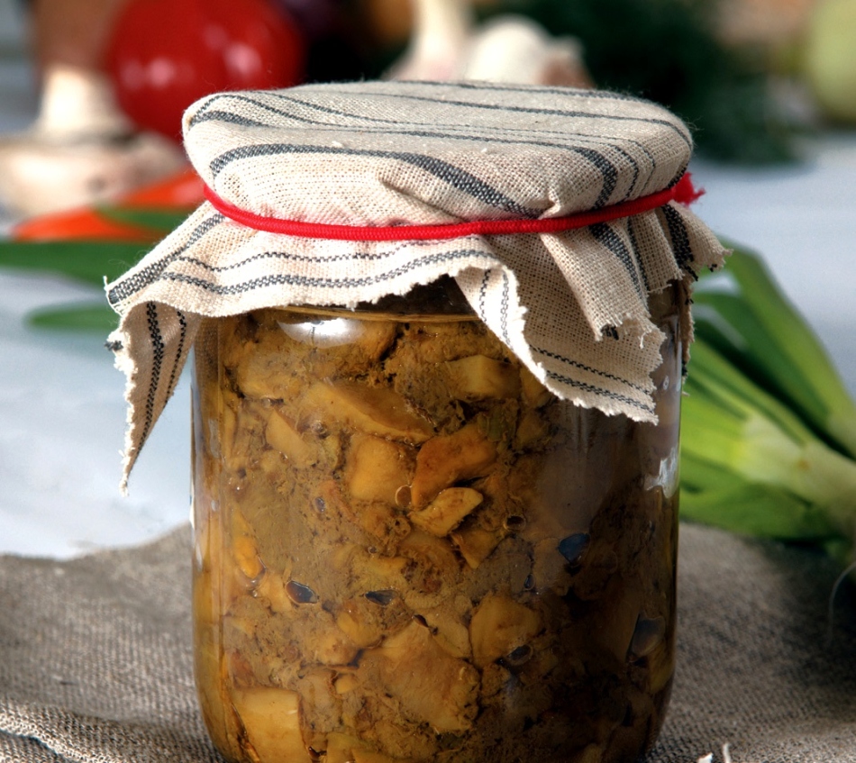 병에 담긴 튀긴 버섯